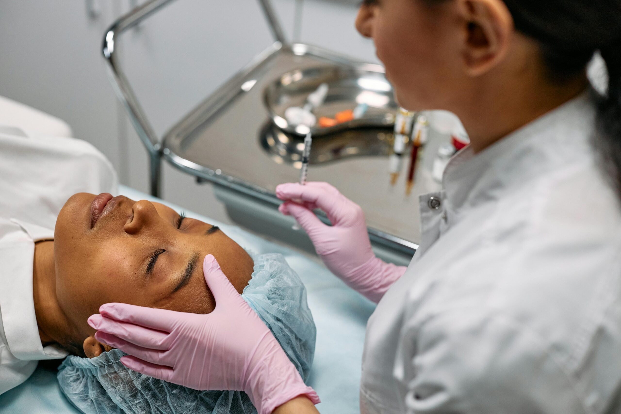 mujer en un tratamiento cosmético con inyección