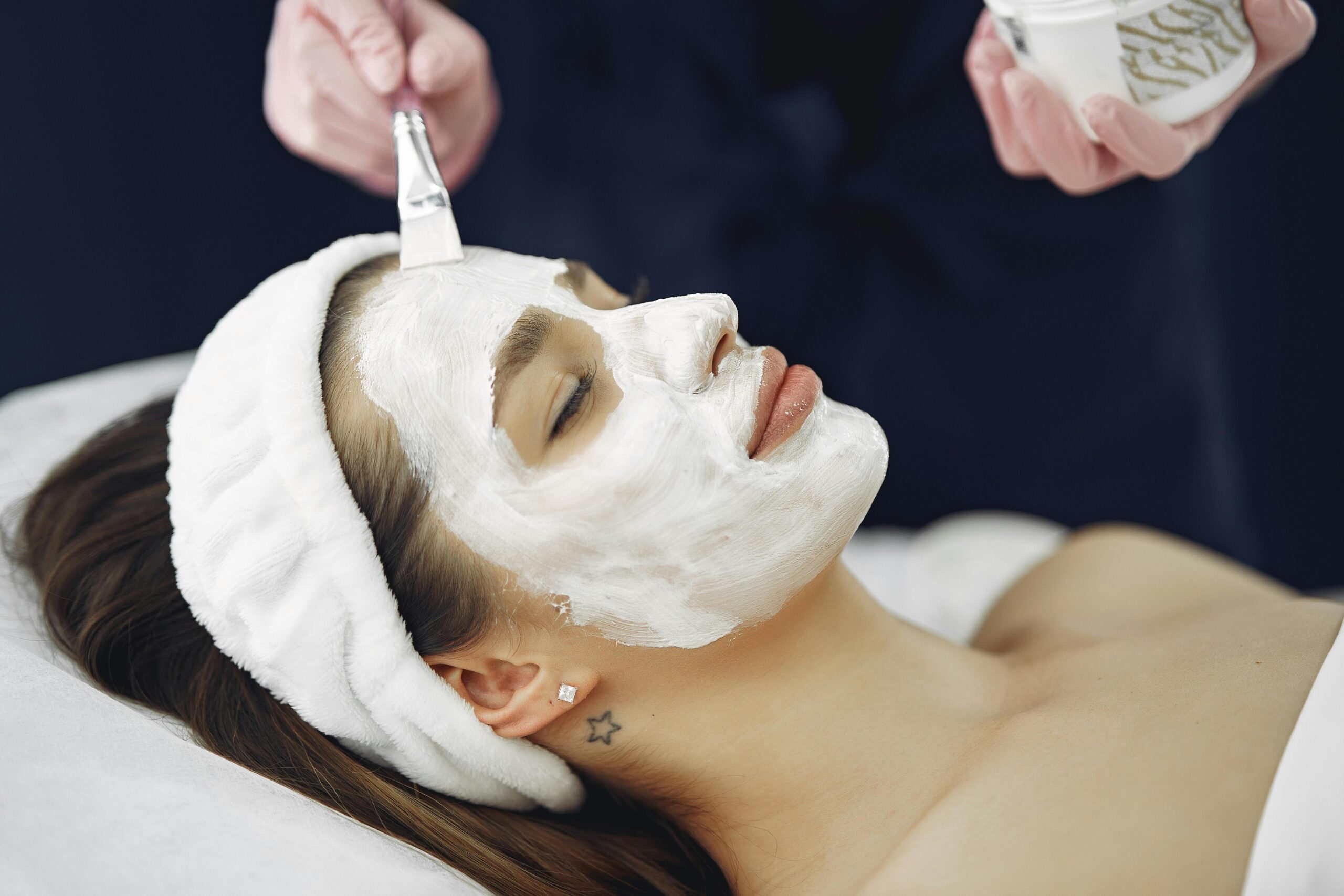 mujer recibiendo una mascarilla