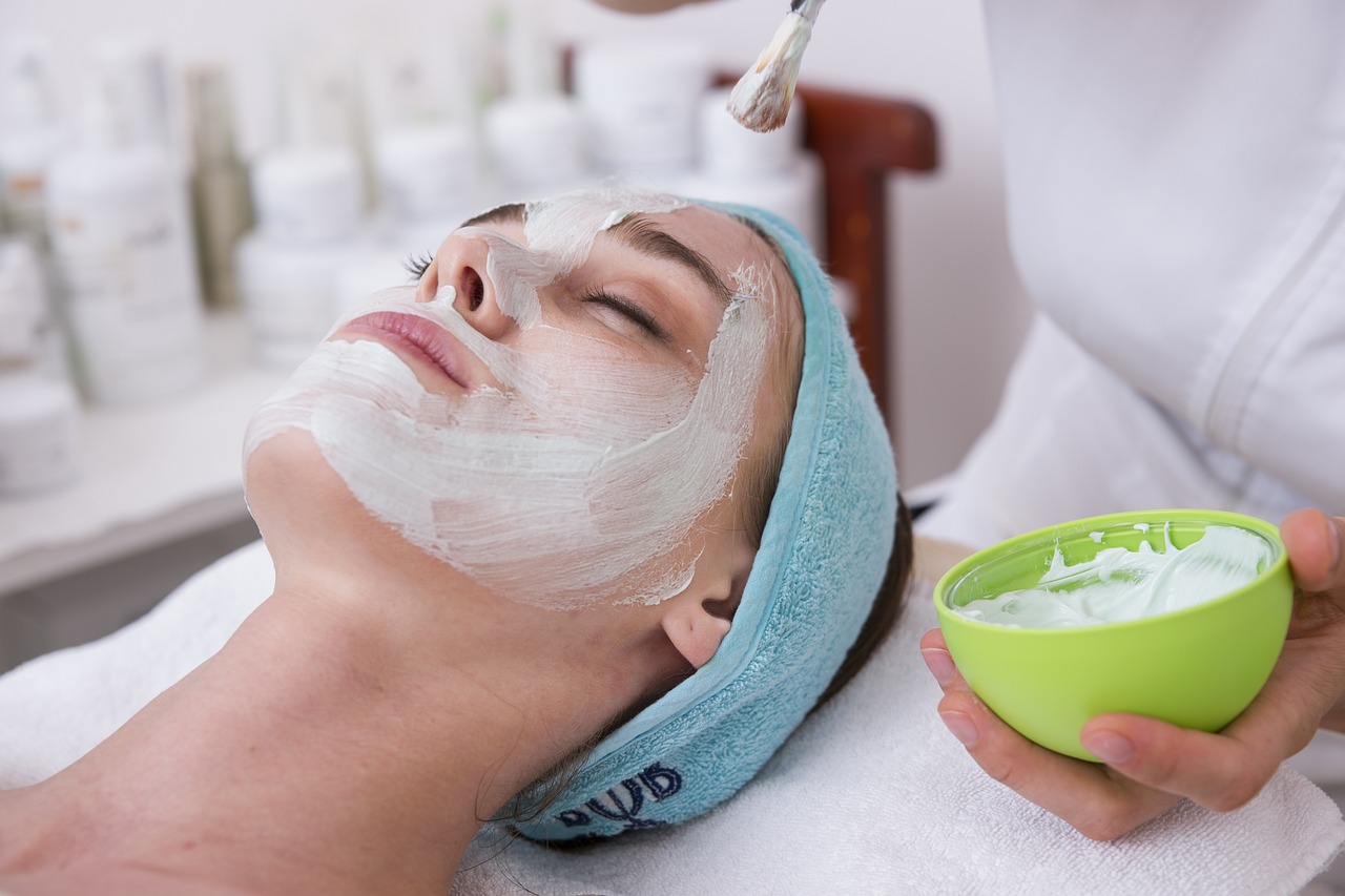 Mujer recibiendo un tratamiento facial