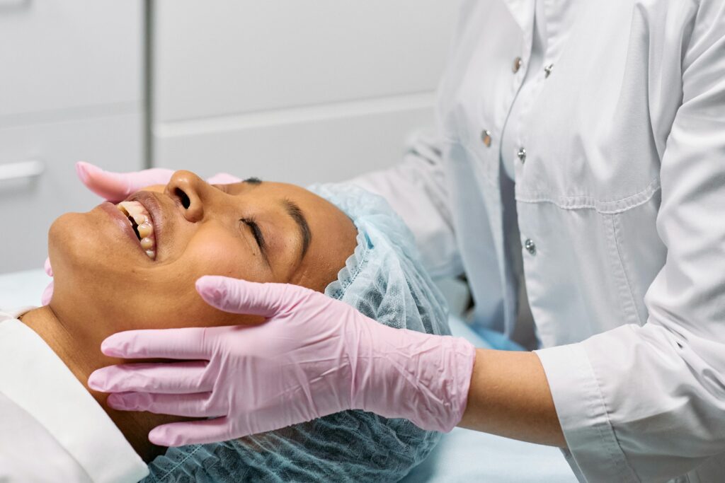 mujer en un tratamiento cosmético
