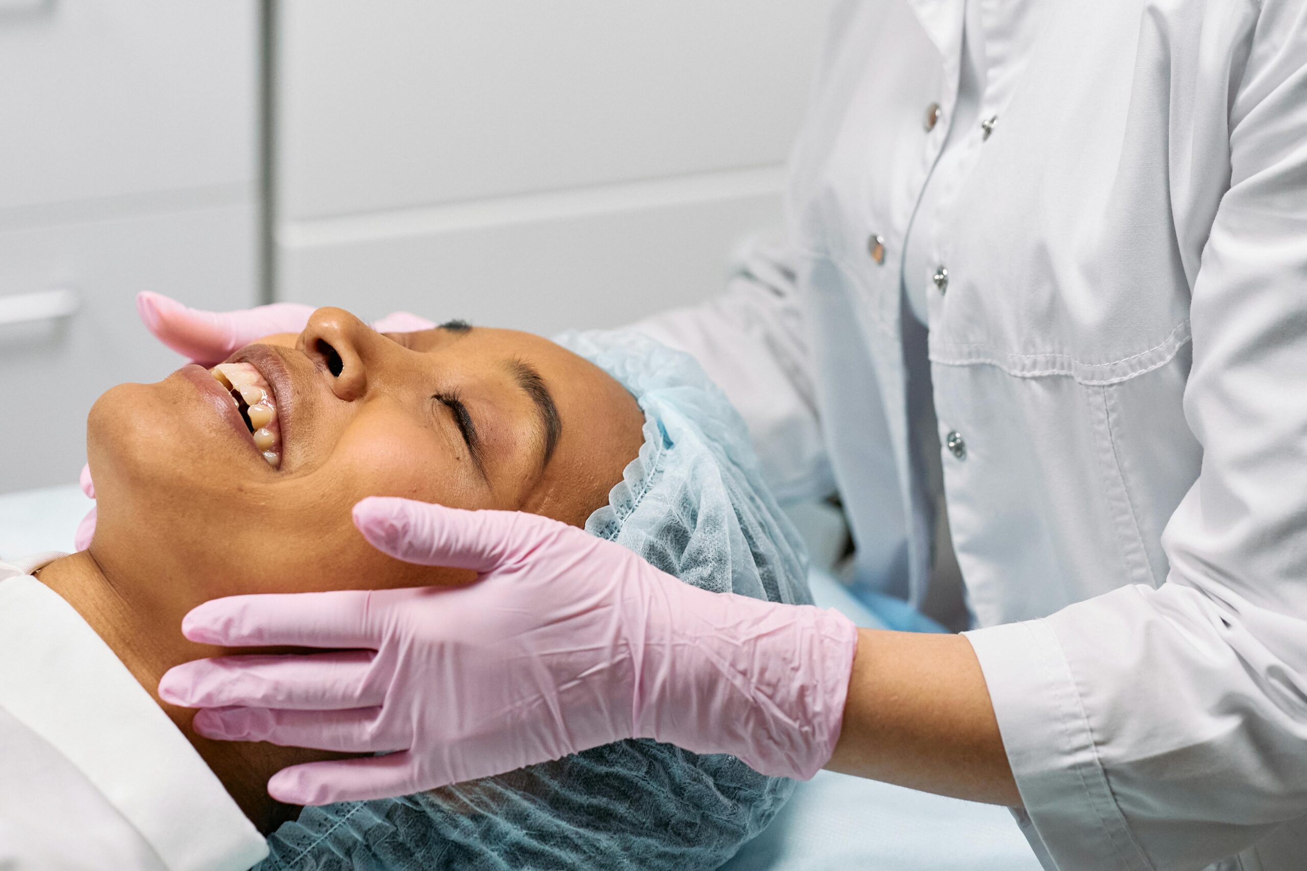 mujer en un tratamiento cosmético